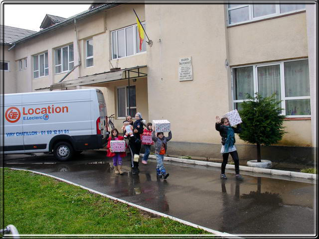 Les enfants repartent avec leurs colis.