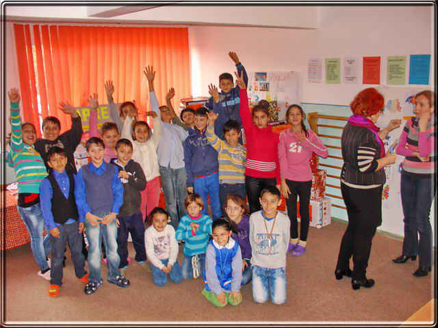 1re distribution au centre de la protection de l'Enfance de Saint-Andrei  MEDIAS.