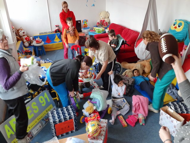 Des petits sacs individuels et de gros colis collectifs pour les petits handicaps du CPS de Vis de Copil