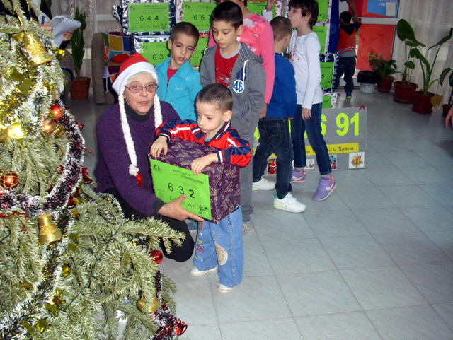 20 enfants de 4  10 ans lgrement handicaps reoivent chacun un colis.