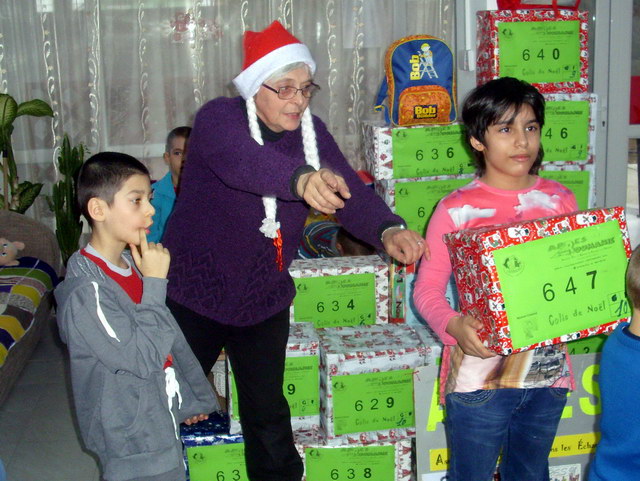 20 enfants de 4  10 ans lgrement handicaps reoivent chacun un colis.