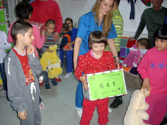 20 enfants de 4  10 ans lgrement handicaps reoivent chacun un colis.