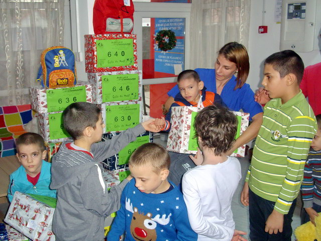 20 enfants de 4  10 ans lgrement handicaps reoivent chacun un colis.