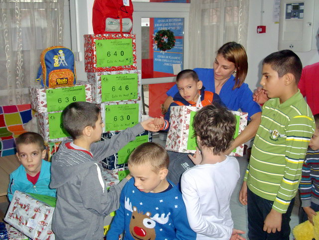 20 enfants de 4  10 ans lgrement handicaps reoivent chacun un colis.