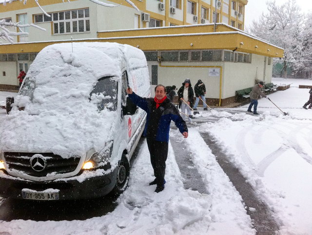 A Craiova les employs de l'hotels s'activent pour dneiger et liberer la sortie.