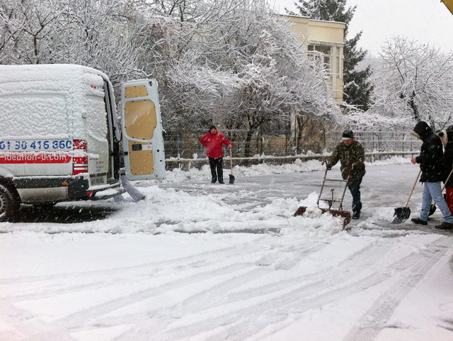 A Craiova les employs de l'hotels s'activent pour dneiger et liberer la sortie.