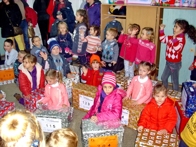 Fin de la distribution aux petits de la GRADINITSA de BAIA.