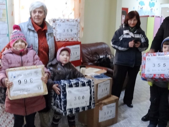 Distribution aux enfants de la Gradinistra de Sighetu.