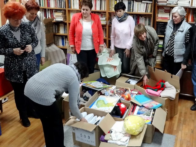 Des colis collectifs pour les bbs et les enfants de Medias. Tricots, jeux, livres ect.. pour la Francophonie.