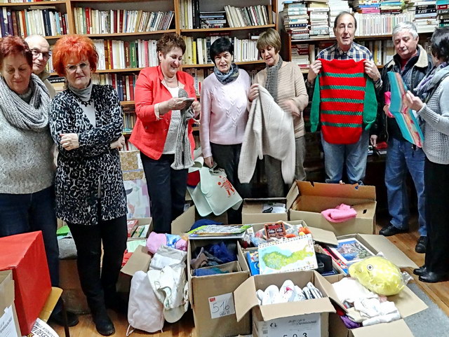 Des colis collectifs pour les bbs et les enfants de Medias. Tricots, jeux, livres ect.. pour la Francophonie.